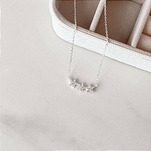 Colar entremeio flores cravejadas