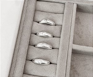 Anel largo detalhe zircônia coração