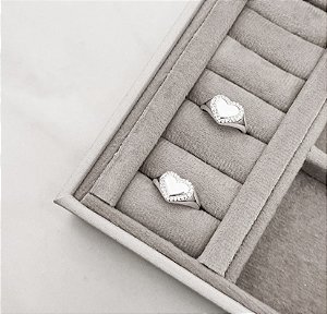 Anel largo coração borda cravejada