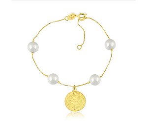 PULSEIRA COM PÉROLAS SHEL 8MM E CORRENTE VENEZIANA FINA COM PINGENTE PAI NOSSO FOLHEADA A OURO