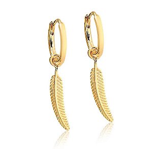 BRINCO ARGOLINHA COM PINGENTE PENA FOLHEADO A OURO