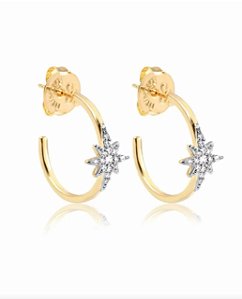 BRINCO MEIA ARGOLA COM ESTRELA OITO PONTAS CRAVEJADA DE ZIRCÔNIAS FOLHEADO A OURO