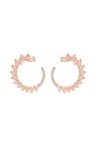 BRINCO MEIO CÍRCULO CRAVEJADO DE PEDRAS DE ZIRCÔNIA ROSA LEITOSO FOLHEADO A OURO