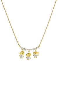 GARGANTILHA CANGA COM DOIS MENINOS E UMA MENINA COM PEDRAS DE ZIRCÔNIAS FOLHEADO A OURO