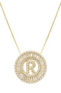 GARGANTILHA PINGENTE MANDALA LETRA CRAVEJADO DE ZIRCÔNIA FOLHEADO A OURO
