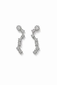 BRINCO CURVADO COM ZIRCÔNIAS CRISTAL FOLHEADO A RÔDIO BRANCO