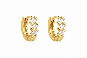 BRINCO ARGOLA COM CLICK CRAVEJADA COM TRÊS ZIRCÔNIAS FOLHEADO A OURO