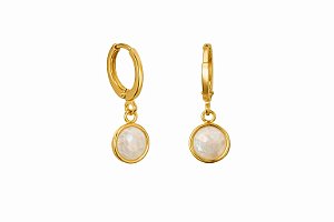 BRINCO ARGOLA CLICK COM PINGENTE REDONDO MADREPÉROLA FOLHEADO A OURO