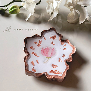Porta-joias de cabeceira em flor com detalhes na cor ouro rosé