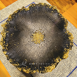 Centro de mesa geodo com detalhes na cor ouro e preto
