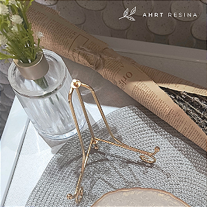 Suporte dourado para porta-alianças