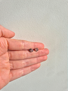 Mini brinco no Quartzo Rosa