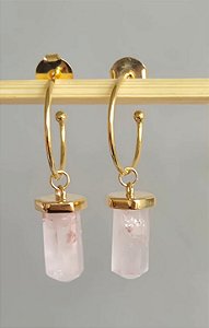 Argola com pingente biponta de quartzo rosa