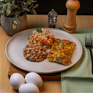 Omelete com arroz primavera e feijão carioca - 300G