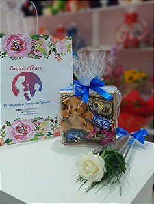 Kit Mimo Carinhoso de Rosa Branca Com Chocolates e Caixa de Madeira Decorada