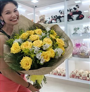 Buquê Tradicional com 12 Rosas Amarelas e Astromélias