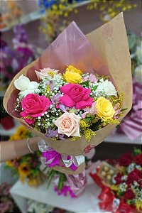 Buquê de Rosas Cores Variadas e Astromélias