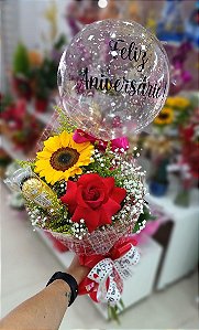 Buquê de Rosa e Girassol com Balão "Feliz Aniversário"