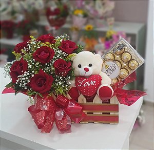 Arranjo de Rosas Ferrero Rocher e Pelúcia