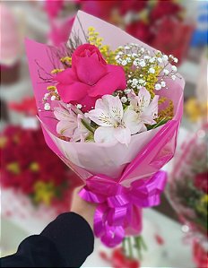 Rosa Rosa Solitária com Folhagens Diversas