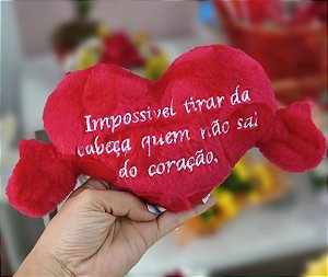 Coração com Mão "Impossível tirar da Cabeça quem não Sai do Coração" 12 cm de Pelúcia
