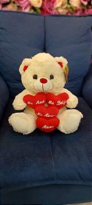 Urso Branco com Quatro Corações "Me Ame Me Beije Me Abrace Amor" 30 cm de Pelúcia