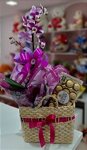Sacola de palha com orquídeas e caixa de Ferrero Rocher