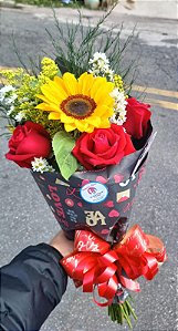 Buquê Love de Rosas e Girassol