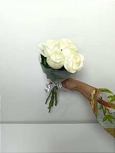 Buquê de 5 (Cinco) Rosas Brancas – Beleza Natural