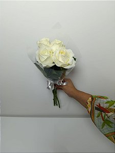 Buquê de 4 (Quatro) Rosas Brancas – Beleza Natural