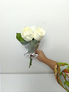 Buquê de 2 (Duas) Rosas Brancas – Beleza Natural