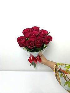 Buquê de 8 (Oito) Rosas Vermelhas – Beleza Natural