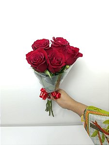 Buquê de 5 (Cinco) Rosas Vermelhas – Beleza Natural