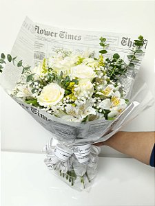 Buquê de 7 (Sete) Rosas Brancas com Astromélias – Paz & Delicadeza