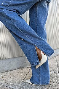 CALÇA JEANS COM APLICAÇÃO EM PEROLA