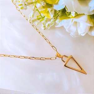 Colar com pingente em formato de triangulo folheado em ouro 18k