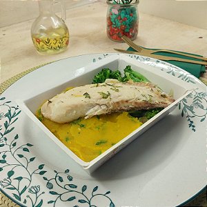 Filé de Tilápia ao siciliano + Purê de cabotiá + Brócolis