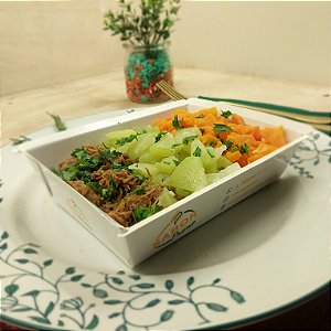 Carne desfiada + Chuchu + Cenoura refogados