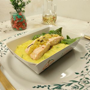 Filé de Salmão c/ molho de maracujá + Purê de mandioquinha + Ervilha torta