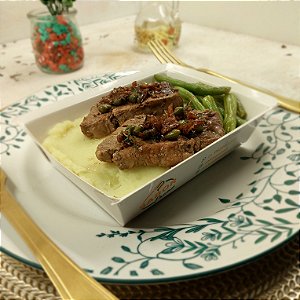 Filé mignon c/ molho de alcaparras + Purê de batata doce + Vagem no azeite