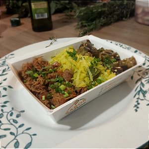 Carne desfiada + Espaguete de abobrinha + Berinjela