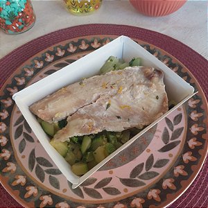 Filé de Tilápia c/ ervas + Chuchu + Abobrinha refogados