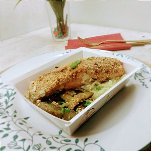 Filé de Salmão c/ crosta de amêndoas + Purê de batata doce + Berinjela no azeite
