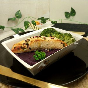 Filé de Salmão grelhado + Purê de batata doce roxa + Brócolis no vapor