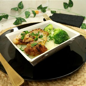 Coxa c/ Sobrecoxa de frango S/ osso assada + Purê de batata + Brócolis