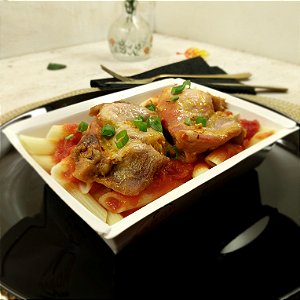 Coxa c/ sobrecoxa de frango sem osso assado + Pene ao sugo