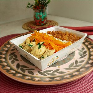 Iscas de frango c/ Ervas + Arroz, Feijão e Cenoura