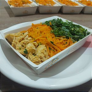 Iscas de frango com ervas + Cenoura e couve