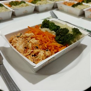 Frango c/ Tomate + Arroz de couve flor + Cenoura e Brócolis