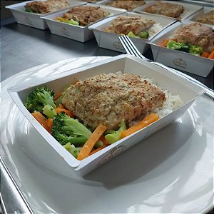 Filé de Salmão c/ Crosta de amêndas + Arroz + Mix de cenoura e brócolis no azeite